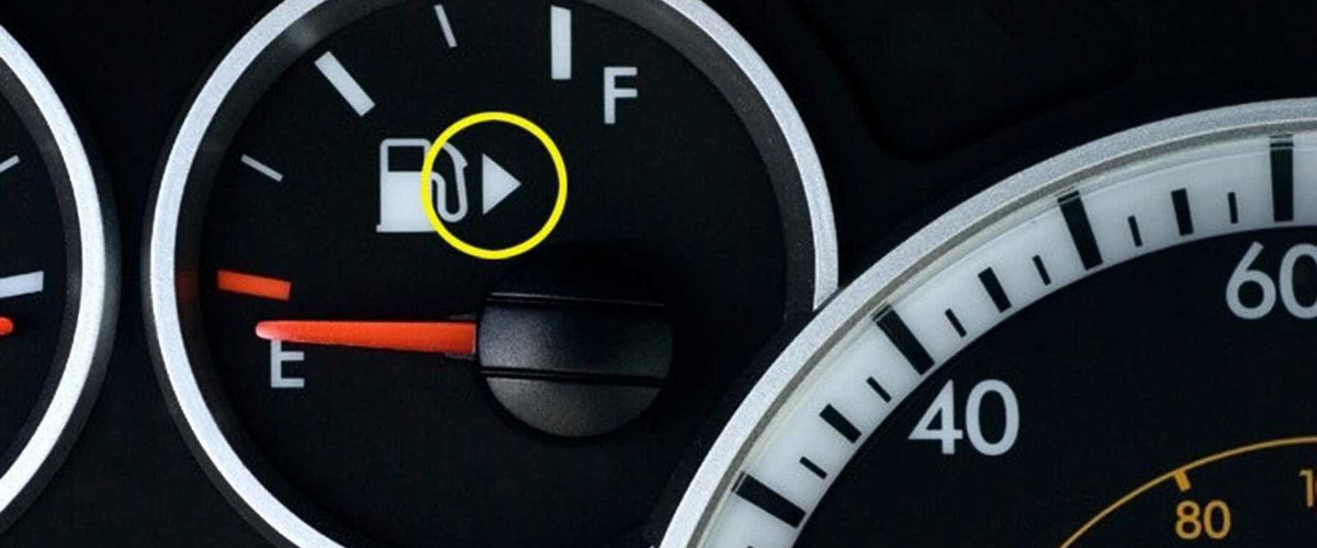 Seta no painel indica de que lado parar na bomba de combustível. Para que serve?